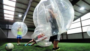 Treffen wird in der riesigen luftgefüllten Plastikblase nicht unbedingt einfacher: Das Verletzungsrisiko ist dafür beim Bubble Football sehr gering. Foto: Daniel Reinhardt (dpa)