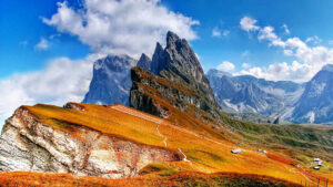 Der Blick schweift über die Berge der Dolomiten. Hier ist für jeden Bergsportler etwas dabei, noch dazu die Farben und dieser blaue Himmel.