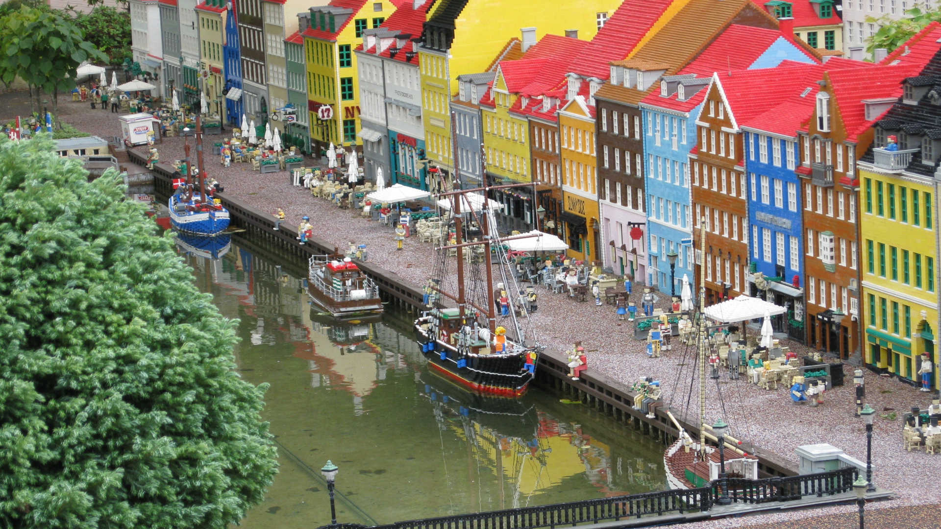 Wir sehen einen Ausschnitt von Kopenhagen Nyhavn. Erst auf den zweiten Blick ist zu erkennen, dass wir uns im Legoland befinden und wir auf einen Nachbau aus tausenden Legosteinen schauen.