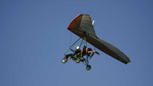 Dieses fliegende Trike besteht aus einem einfachen Rahmengestell mit Motor unter einem Deltasegler. Es ist für zwei Piloten ausgelegt, die ungeschützt im Flugwind sitzen.