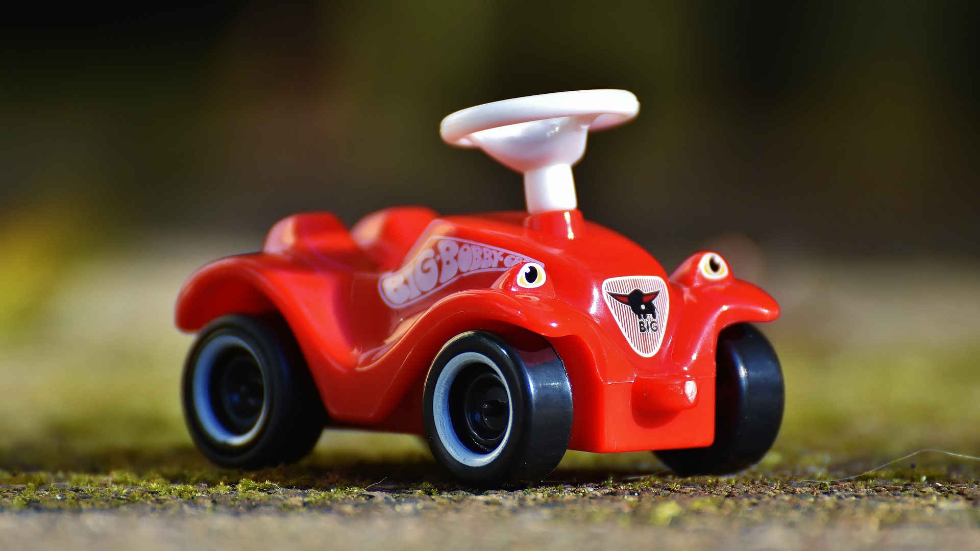 Ein Modell des überall bekannten Rutschautos. Es ist sofort als Bobby Car erkennbar und fast jeder verknüpft die Kindheitserfahrung vom allerersten Autos damit.
