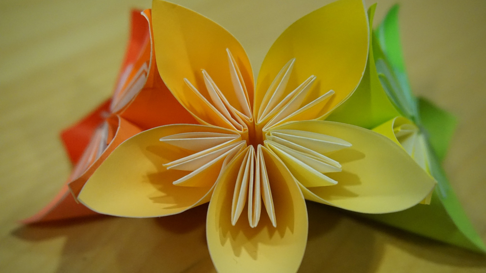 In Japan hat sich aus dem Falten von Papier eine wahre und weltweit bekannte Kunstform entwickelt – Origami. Durch die Falttechnik des Origami entstand dieses schöne Blüten-Arrangement.